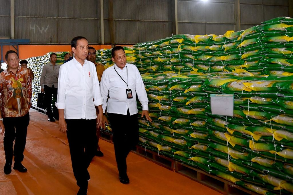 Presiden Joko Widodo meninjau cadangan beras pemerintah di Kompleks Pergudangan Bulog Mandala, Kabupaten Biak Numfor, Provinsi Papua, Rabu (22/11/2023) sore. Kepala Bulog Budi Waseso (kanan) mendampingi.