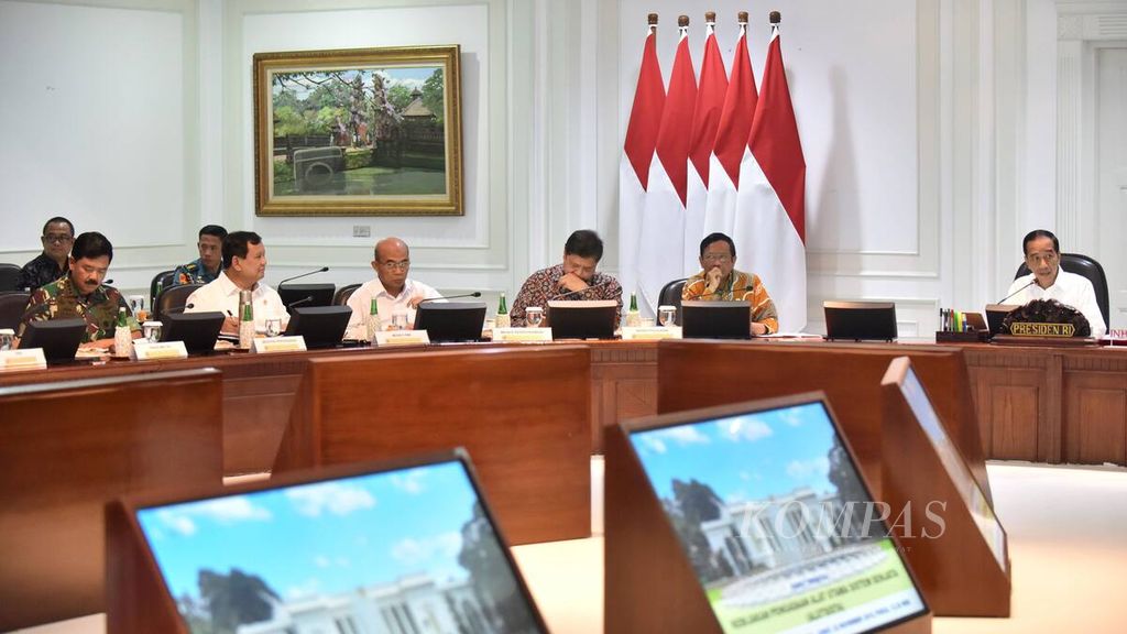 Presiden Joko Widodo memimpin rapat terbatas untuk membahas Kebijakan Pengadaan Alat Utama Sistem Senjata (Alutsista) di Kantor Presiden, Kompleks Istana Kepresidenan Jakarta, Jumat (22/11/2019). 