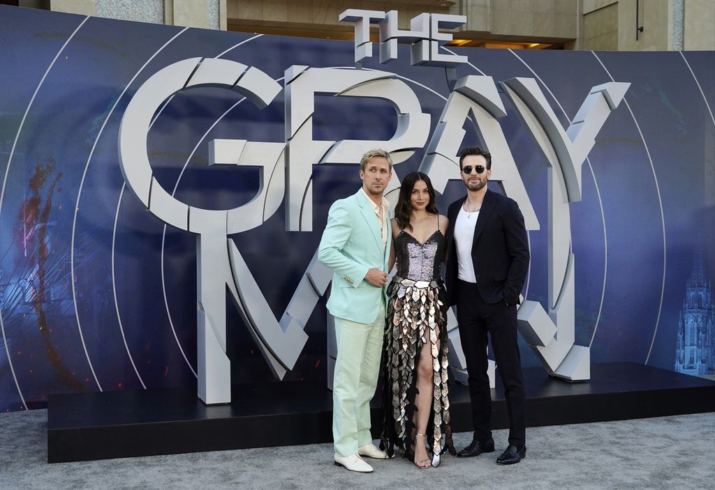 Dari kiri ke kanan, Ryan Gosling, Ana de Armas, dan Chris Evans, pemeran di <i>The Gray Man</i>, berpose pada pemutaran perdana di Netflix, Rabu 13 Juli 2022, TCL Chinese Theatre di Los Angeles, Amerika Serikat. 