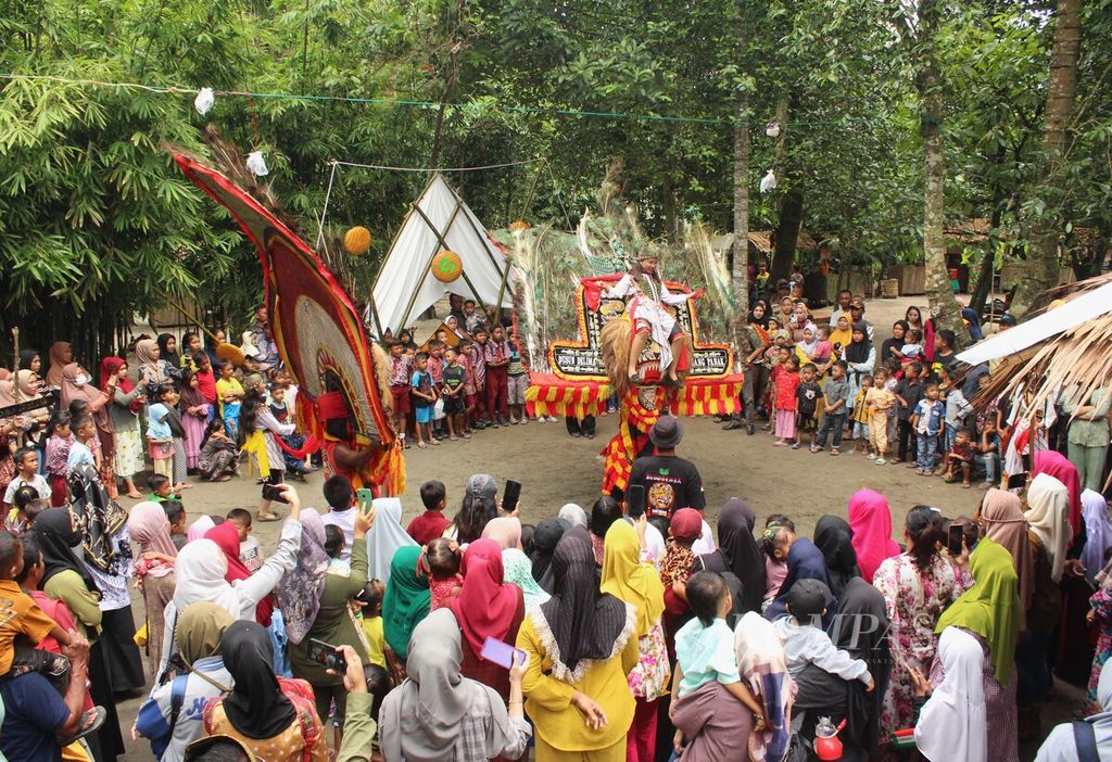 Kesenian reog Ponorogo ditampilkan dalam Festival Selayar Denai 2023 di Desa Denai Lama, Kecamatan Pantai Labu, Kabupaten Deli Serdang, Sumatera Utara, Rabu (15/11/2023). 