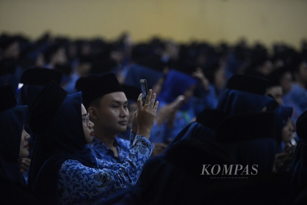 Pegawai negeri sipil saat acara pengangkatan sebagai pegawai Pemerintah Kota Semarang di Gedung Taman Budaya Raden Saleh, Kota Semarang, Jawa Tengah, Jumat (21/2/2020).