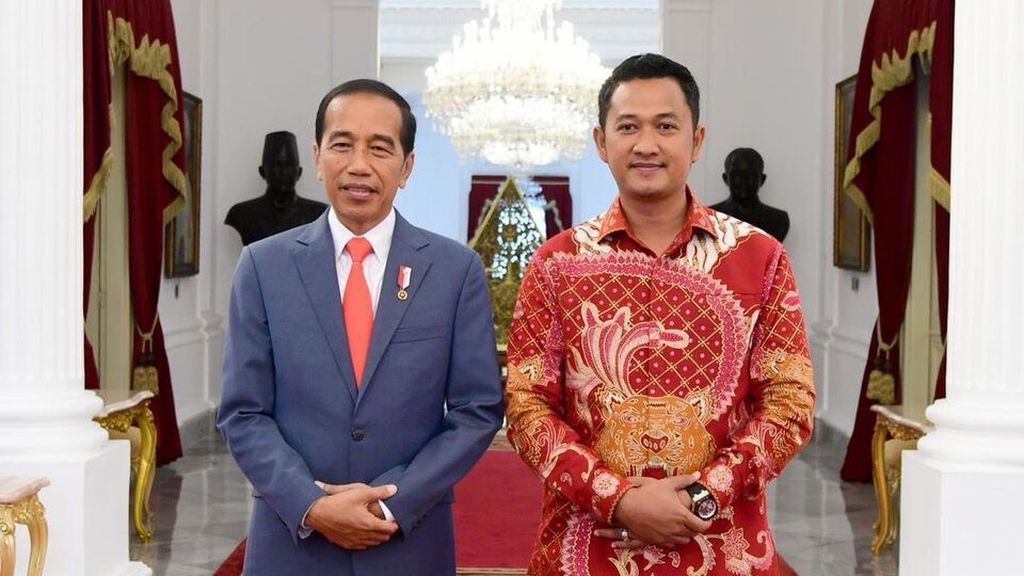 Anggota Komite Eksekutif PSSI, Eko Setyawan, berfoto dengan Presiden Joko Widodo di sela pertemuan pengurus PSSI 2023-2027 dengan Presiden Jokowi, Februari 2023, di Istana Merdeka, Jakarta.