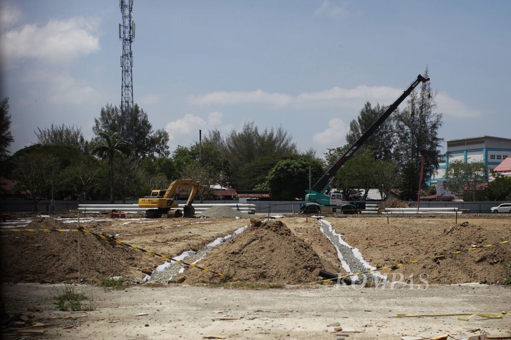 Renovasi skala besar Stadion Dimurthala, Kota Banda Aceh, Provinsi Aceh, Jumat (23/2/2024). Stadion ini akan digunakan untuk cabang olahrapa sepak bola putra pada PON 2024. Biaya renovasi menggunakan dana APBN.