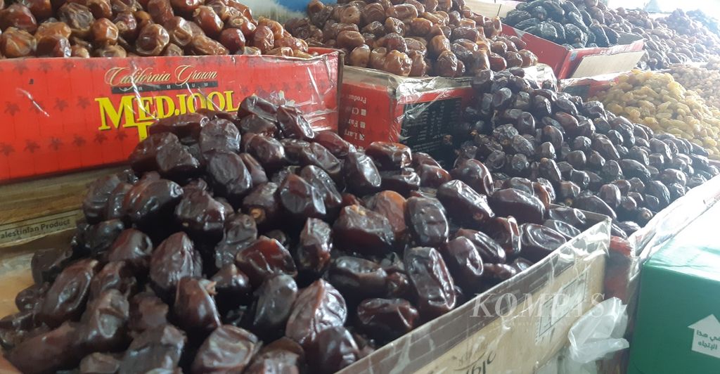 Beragam jenis kurma yang dijual di Toko Al-Madinah, Selasa (5/5/2020).
