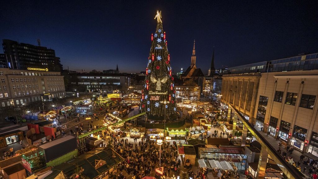 Pohon natal setinggi 45 meter, yang dirangkai dari sekitar 1.600 pohon cemara Sauerland, berdiri di pasar natal di Dortmund, Jerman. 