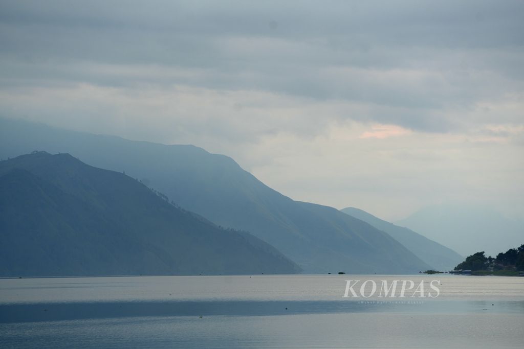 Suasana pinggiran Danau Toba di Kecamatan Muara, Kabupaten Tapanuli Utara, Sumatera Utara, Rabu (6/12/2023). 