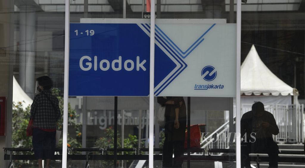 Penumpang berada di Halte Tranjakarta Glodok sementara di kawasan Glodok, Jakarta Barat, Rabu (19/1/2022). 