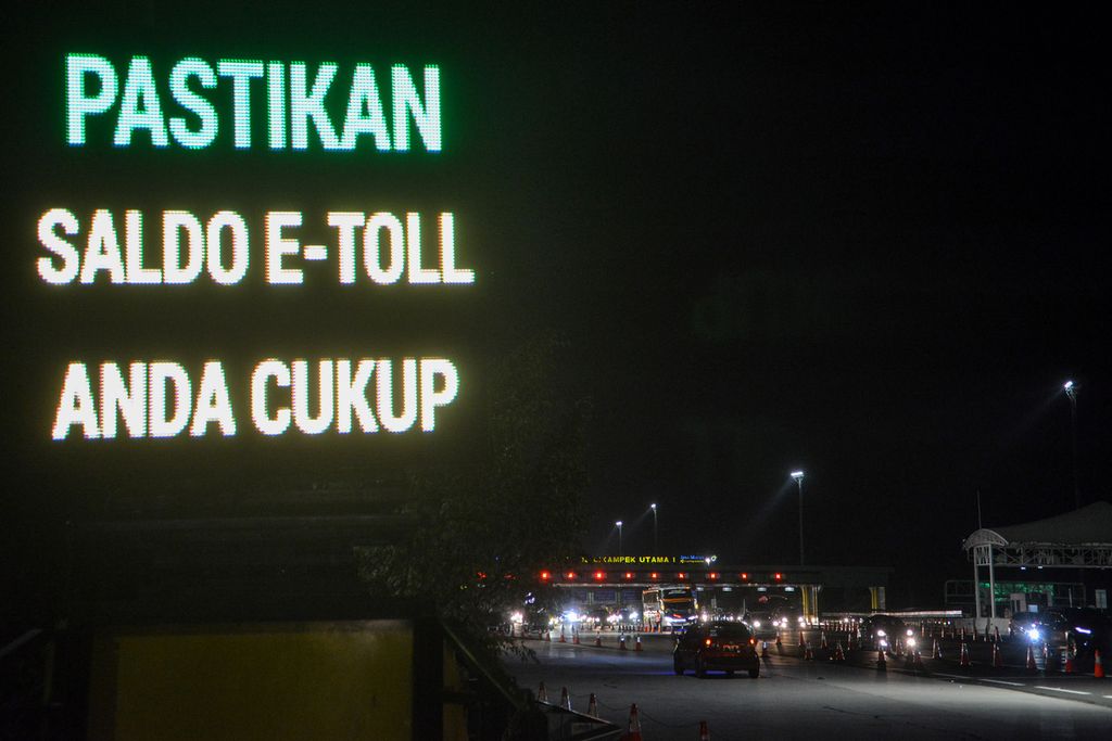 Imbauan untuk pengendara agar memastikan saldo <i>e-toll </i>cukup terpasang di Kilometer 70 Tol Jakarta-Cikampek, Karawang, Jawa Barat, Selasa (25/4/2023). Puncak arus balik diperkirakan terdistribusi dalam beberapa hari hingga 1 Mei 2023, dengan peningkatan terjadi pada 26-29 April 2023. 