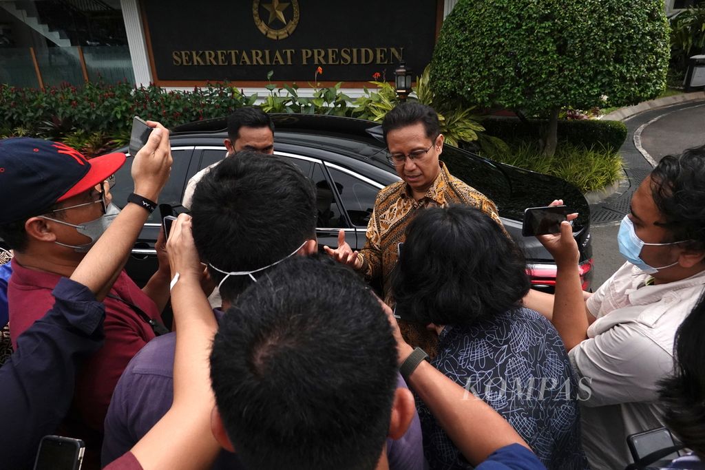Minister of Health Budi Gunadi Sadikin gave a press statement at the Presidential Palace Complex, Jakarta, Monday (2/1/2023), after attending a limited meeting regarding the acceleration of handling tengkes (<i>stunting</i>).