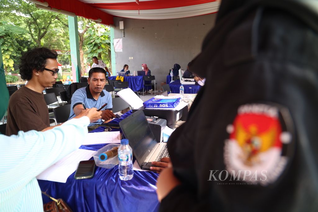 Calon anggota Kelompok Penyelenggara Pemungutan Suara (KPPS) menjalani tes kesehatan di RPTRA Mawar, Lebak Bulus, Jakarta, Rabu (13/12/2023). 