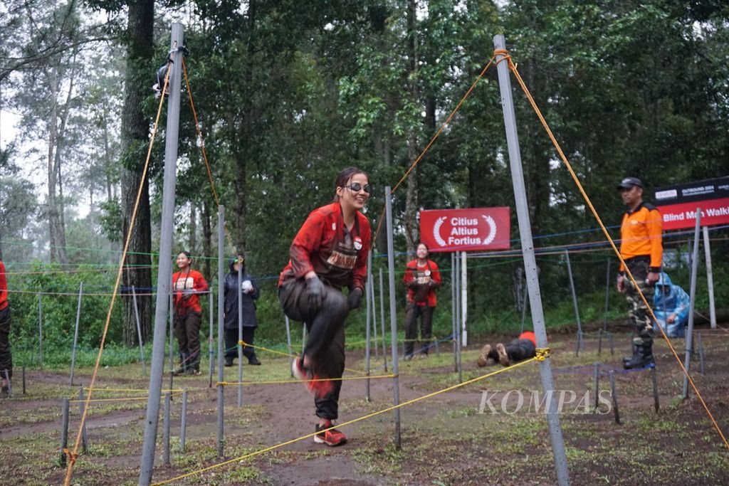 Atlet bulu tangkis PB Djarum melakukan permainan <i>blind man walking</i> dalam mancakrida (<i>outbound</i>) di hutan pinus, di Lembang, Jawa Barat, Kamis (11/1/2024).