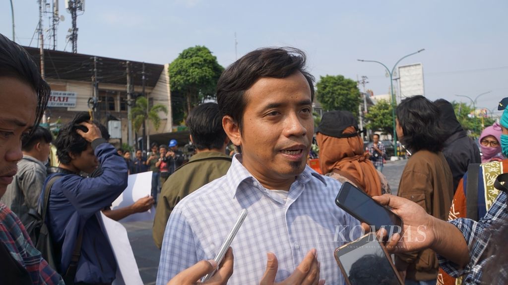 <b></b>Peneliti dari Pusat Kajian Anti Korupsi UGM Zaenur Rohman memberikan keterangan kepada wartawan mengenai penolakan terhadap revisi UU KPK, di Tugu Yogyakarta, Selasa (17/9/2019). Aksi itu dilakukan bersama Jaringan Anti Korupsi Yogyakarta.