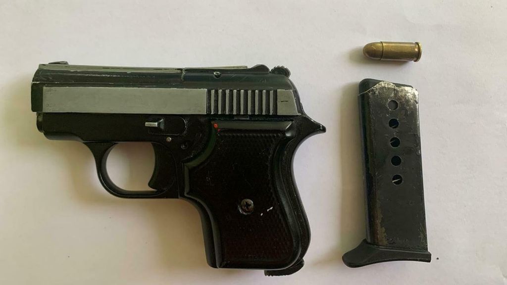 Ilustrasi. Senjata ilegal pistol blow mini 8 diserahkan warga kepada anggota TNI AD di Pulau Seram, Maluku, Rabu (10/6/2020). Senjata tersebut merupakan peninggalan konflik sekitar dua dasawarsa lalu.