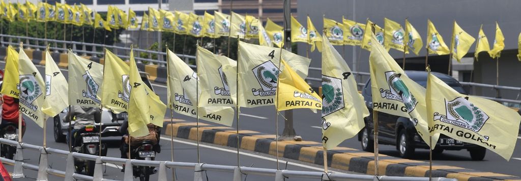 Bendera Partai Golkar dipasang berderet di jalan layang Jalan KH Mas Mansyur, Jakarta, Minggu (1/12/2019). Partai Golkar akan menggelar Musyawarah Nasional (Munas) pada 3-6 Desember mendatang di Jakarta. Pemilihan Ketua Umum menjadi salah satu agenda dalam Munas.