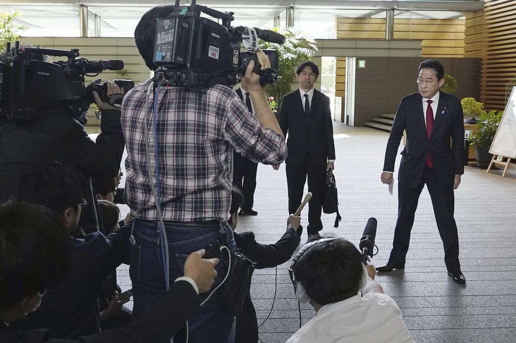 Perdana Menteri Jepang Fumio Kishida (kanan) berbicara kepada awak media di kantor perdana menteri di Tokyo, Kamis (13/4/2023), setelah Korea Utara meluncurkan rudal balistik menuju perairan antara Semenanjung Korea dan Jepang. 