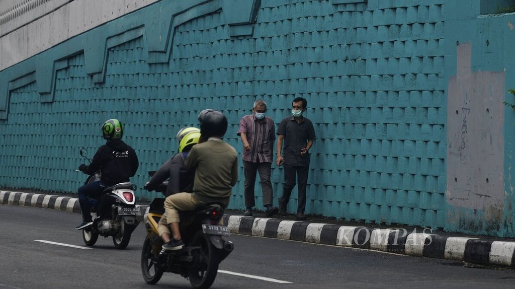 Warga yang memakai masker berjalan kaki di kawasan Kebayoran Baru, Jakarta, Selasa (18/1/2022). Kasus Covid-19, terutama yang disebabkan varian Omicron, meluas sehingga level pemberlakuan pembatasan kegiatan masyarakat atau PPKM di sejumlah daerah ditingkatkan. 