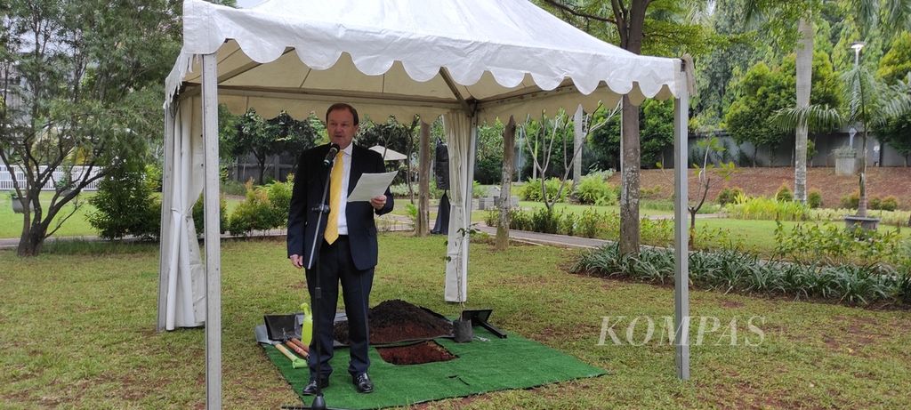 Wakil Duta Besar Inggris untuk Indonesia dan Timor Leste Rob Fenn menyampaikan sambutan sebelum menanam pohon gaharu di halaman Kedutaaan Besar Inggris di Jakarta, Rabu (18/5/2022). Pohon itu ditanam untuk memperingati ulang tahun ulang tahun ke-70 bertakhtanya Ratu Elizabeth II. Perwakilan diplomatik sejumlah negara persemakmuran ikut menanam pohon itu.