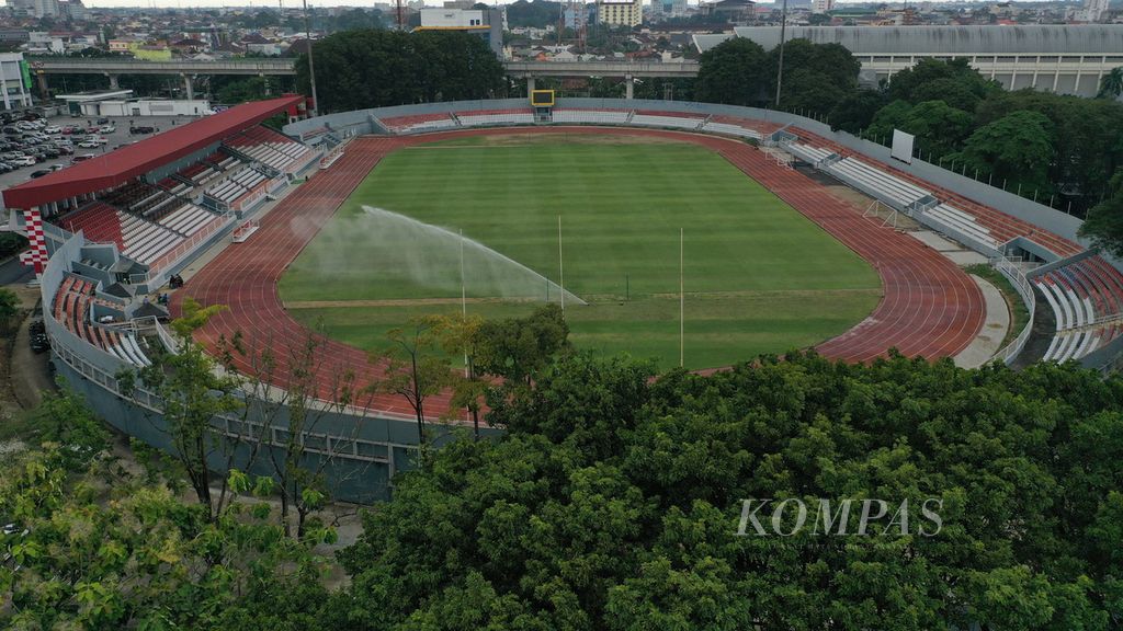 Kondisi Stadion Bumi Sriwijaya yang akan dijadikan salah satu tempat latihan Piala Dunia U-20 di Palembang, Sumatera Selatan, Kamis (23/3/2023). Stadion Bumi Sriwijaya merupakan salah satu dari 22 stadion yang diprioritaskan Kementerian PUPR untuk diperbaiki.