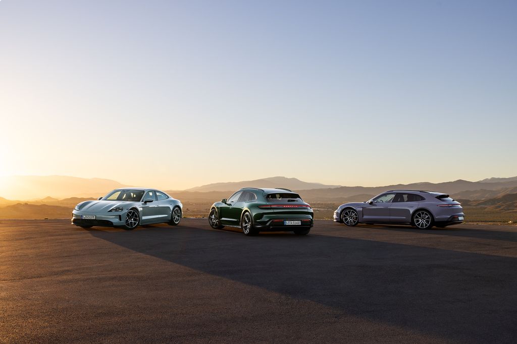 Porsche mengeluarkan pemutakhiran model Taycan yang bertenaga listrik murni. Tiga varian yang terlihat dalam foto ini adalah sedan sport Taycan, Taycan Cross Turismo, dan Taycan Sport Turismo.