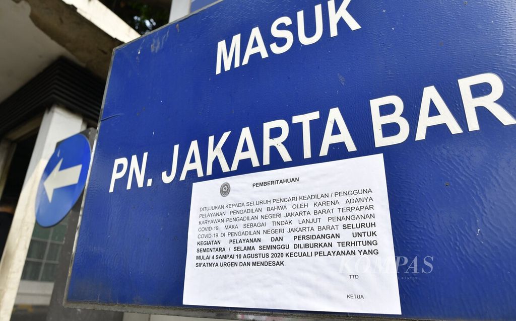 Informasi penutupan sementara layanan di Pengadilan Negeri Jakarta Barat terpasang di pintu masuk gedung, Rabu (5/8/2020). Pengadilan Negeri Jakarta Barat menutup sementara semua pelayanan dan persidangan setelah ditemukan karyawan yang terpapar Covid-19. KOMPAS/RADITYA HELABUMI05-08-2020