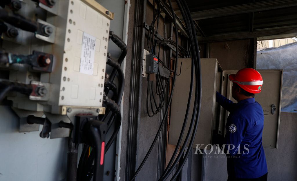 Petugas memeriksa jaringan listrik yang merupakan bagian dari program elektrifikasi bagi agrobisnis tambak udang vaname di Desa Buranga, Kecamatan Ampibabo, Kabupaten Parigi Moutong, Sulawesi Tengah, Kamis (22/6/2023). 