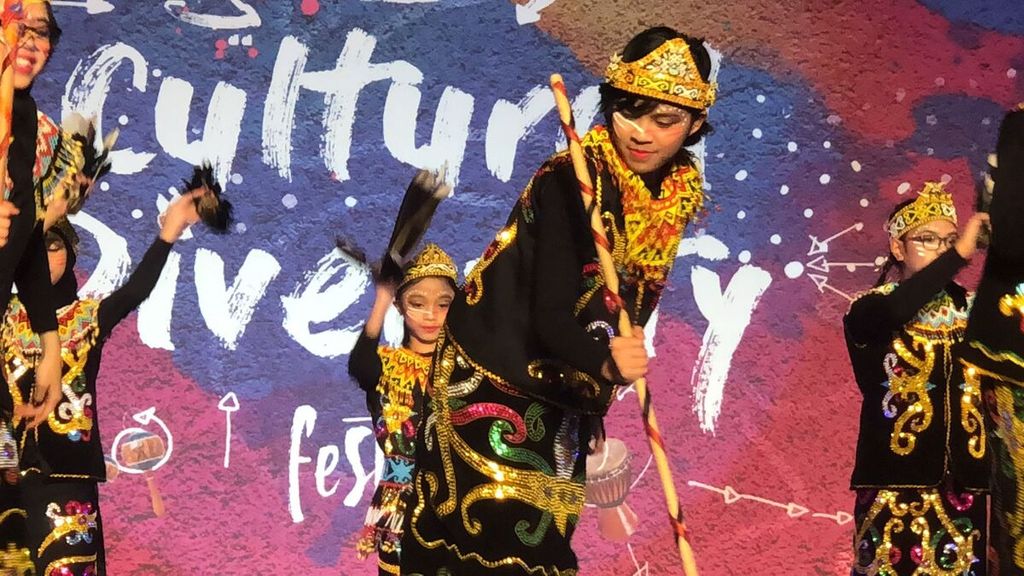Aksi Sanggar Puspa Qinarya menampilkan tari kalimantan pada sebuah acara Cultural Diversity Festival di Katara, Qatar, Januari 2019.