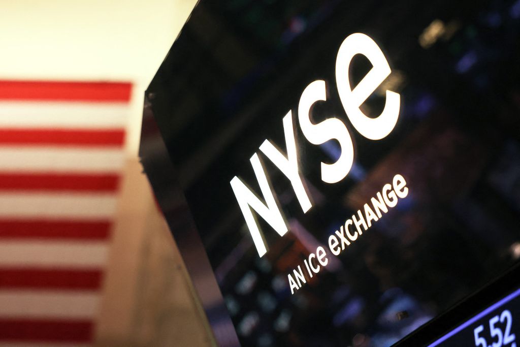 Logo bursa saham New York terlihat saat sesi perdagangan siang pada 13 Oktober 2022 di New York, Amerika Serikat. Indeks bursa saham AS naik drastis setelah jatuh pada level terendah sejak 2020. 