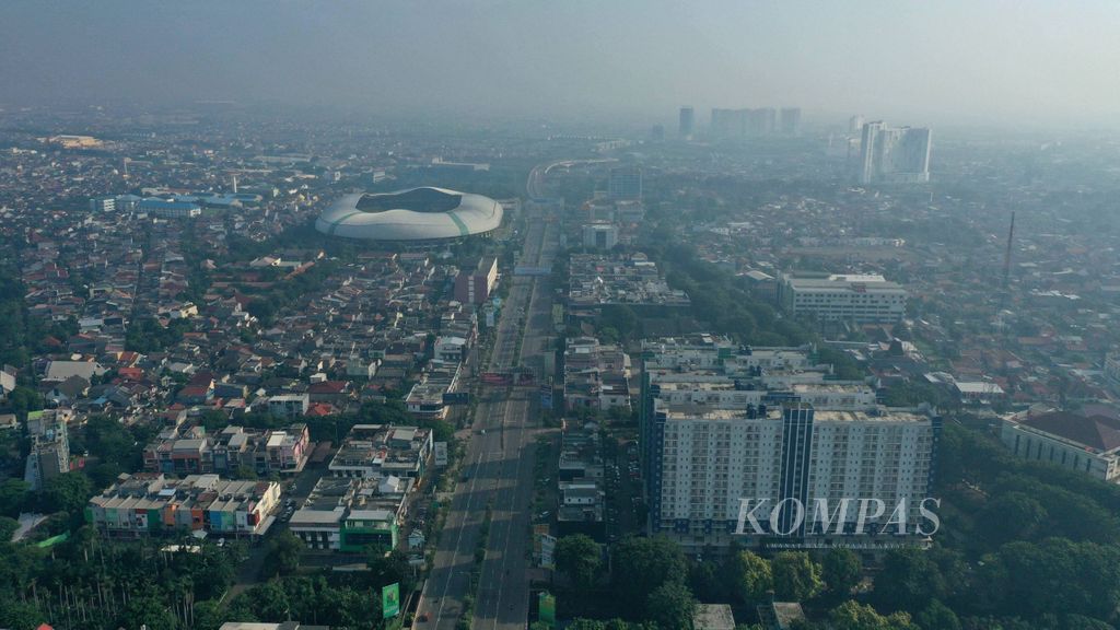 Foto aerial lalu lintas di Jalan Ahmad Yani di Kota Bekasi, Jawa Barat, Minggu (12/4/2020). Menyusul DKI Jakarta, lima wilayah di Provinsi Jawa Barat juga  menjalankan pembatasan sosial berskala besar atau PSBB yang mulai diterapkan pada 15 April 2020.