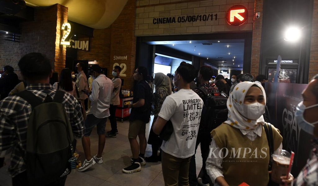 Penonton menunggu salah satu gedung teater dibuka untuk menonton penayangan perdana film <i>Pengabdi Setan 2: Communion</i> di bioskop CGV Grand Indonesia, Jakarta, Kamis (4/8/2022). 
