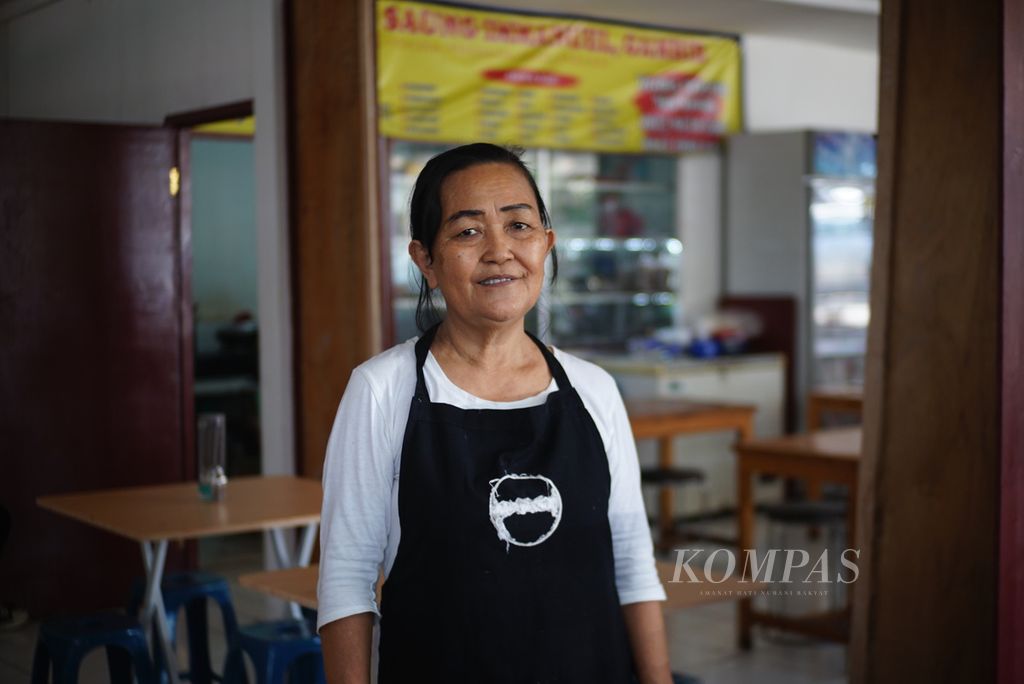 Noortje Kawonal (61), karyawan Rumah Makan Manado Saung Immanuel di halaman GPIB Immanuel, Jakarta, ketika ditemui pada Kamis (21/12/2023). 