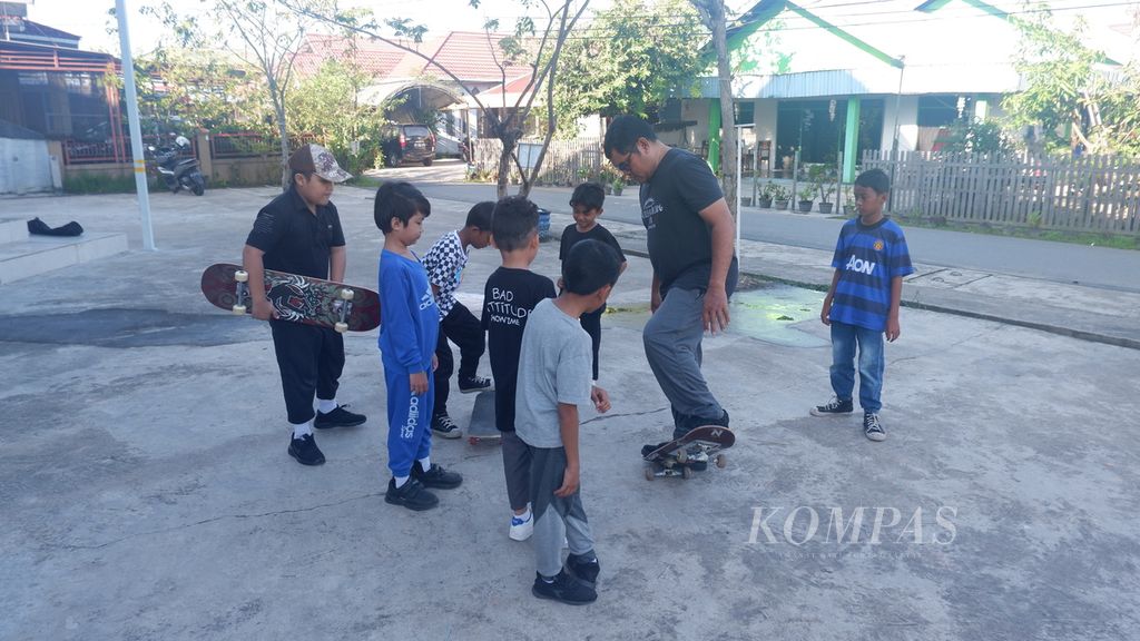 Anak-anak memperhatikan instruksi pelatih dalam latihan bermain papan seluncur atau <i>skateboard</i> di halaman Masjid Al-Haq, Kelurahan Banua Anyar, Kecamatan Banjarmasin Timur, Kota Banjarmasin, Kalimantan Selatan, Minggu (11/6/2023).