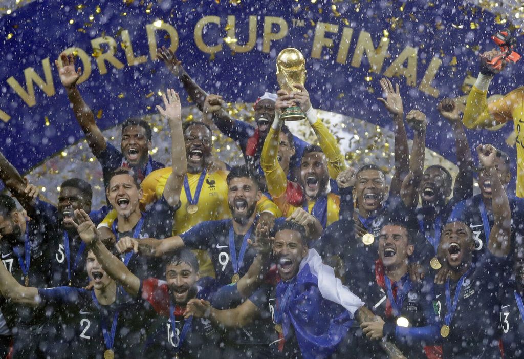 Kapten Perancis Hugo Lloris mengangkat trofi  bersama tim setelah menang 4-2 atas Kroasia di final di Piala Dunia Rusia 2018.