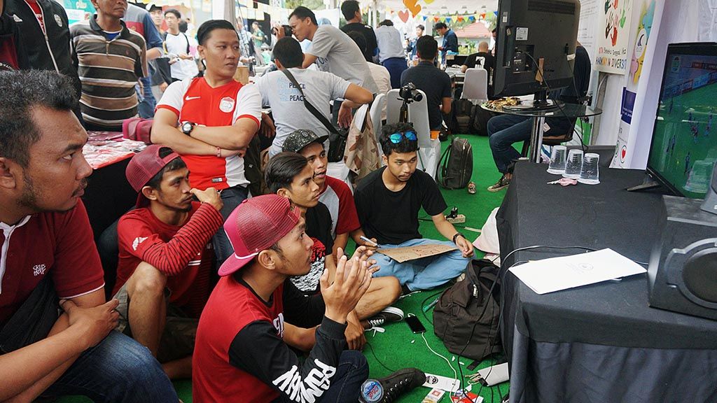 Suporter  klub PSM Makassar, The Macz Man, menonton tim kesayangannya bertanding di layar televisi. Festival yang digelar Peace Generation itu mengajak semua kalangan, khususnya kaum muda, mendengungkan perdamaian, semangat kebersamaan, dan anti-kekerasan. 