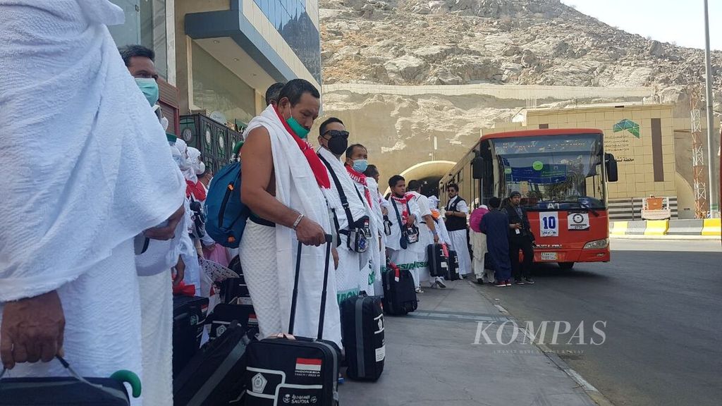 Indonesian hajj pilgrims staying at a hotel in the Syisya area of Mecca, Saudi Arabia, on Thursday (7/7/2022), were preparing to depart for the wukuf in Arafat.