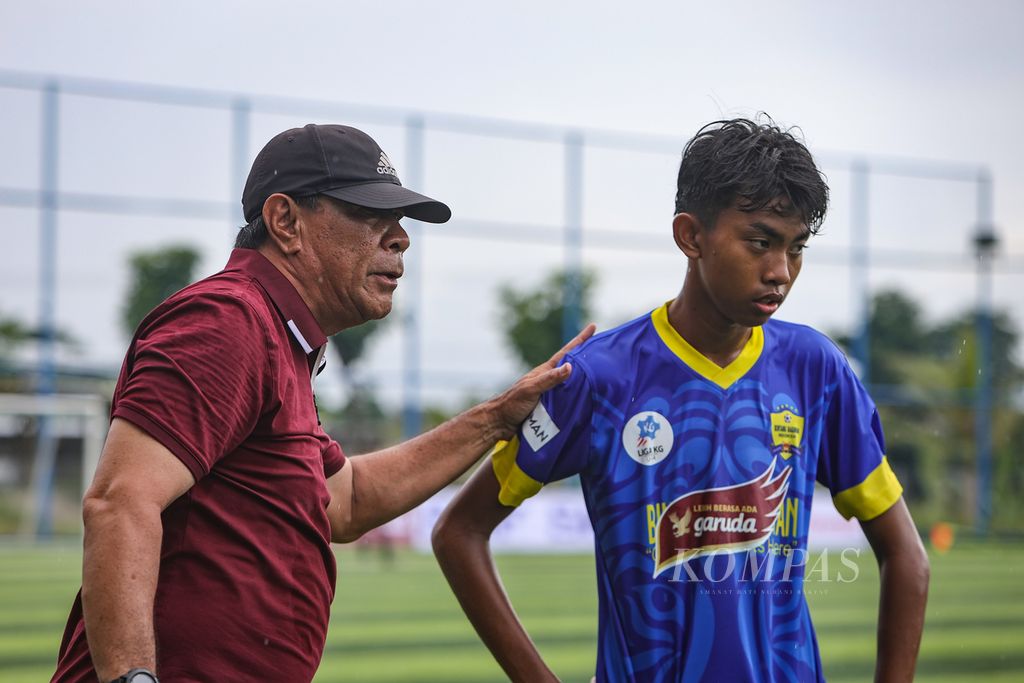 Pelatih Bintang Ragunan Abu Bakar memberikan instruksi kepada pemain saat melawan Bina Taruna dalam laga pekan kesembilan Liga Kompas Kacang Garuda U-14 di Dewantara Sport Center, Tangerang Selatan, Banten, Minggu (21/1/2024). 