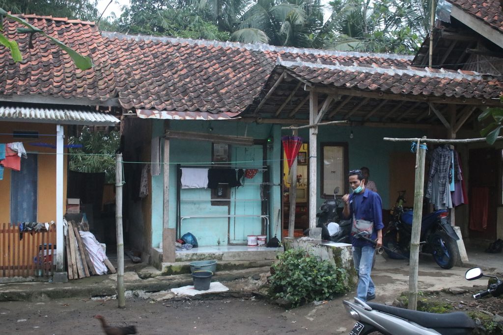 Suasana lingkungan dekat tempat tinggal F (11), anak yang diduga menjadi korban perundungan, di Kecamatan Singaparna, Kabupaten Tasikmalaya, Jawa Barat, Jumat (22/7/2022).
