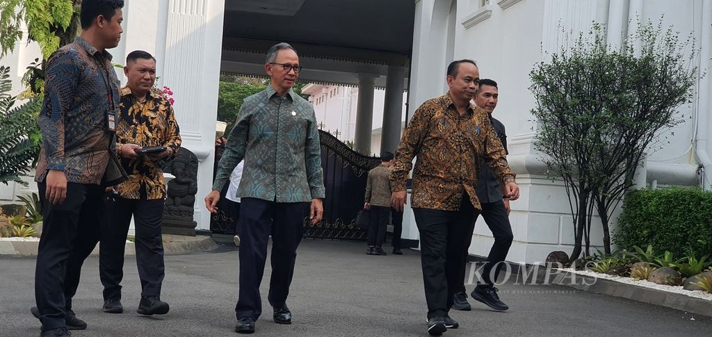 Minister of Communication and Information Budi Arie Setiadi (right) and Chairman of the Financial Services Authority's Board of Commissioners Mahendra Siregar (center) leave the Merdeka Palace, Jakarta, on Thursday (18/4/2024) after a closed meeting related to online gambling.