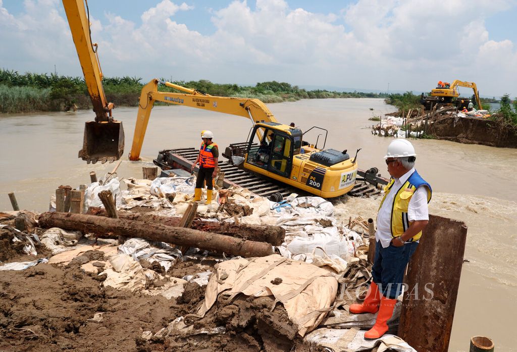 Minister of Public Works and Public Housing (PUPR), Basuki Hadimuljono, personally monitored the process of closing the 35-meter breach in the Wulan River embankment that caused flooding in Karanganyar District, Demak Regency, Central Java a few days ago on Monday (12/2/2024).