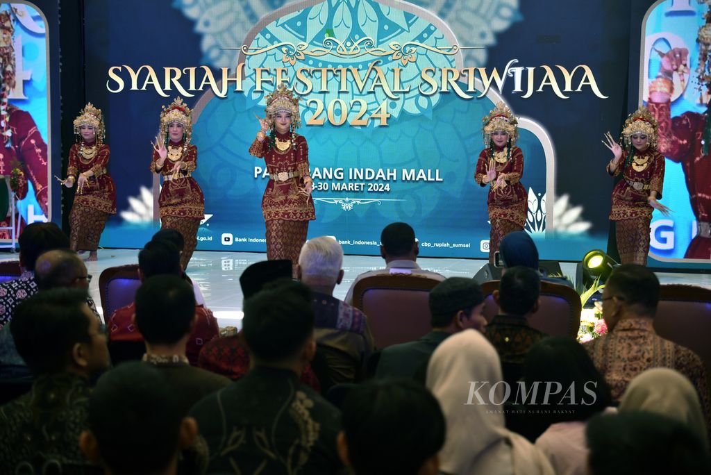 Seni tari tanggai atau tari penyambutan tamu yang tampil untuk membuka Syariah Festival Sriwijaya 2024 di Palembang Indah Mall, Sumatera Selatan, Kamis (28/3/2024). 