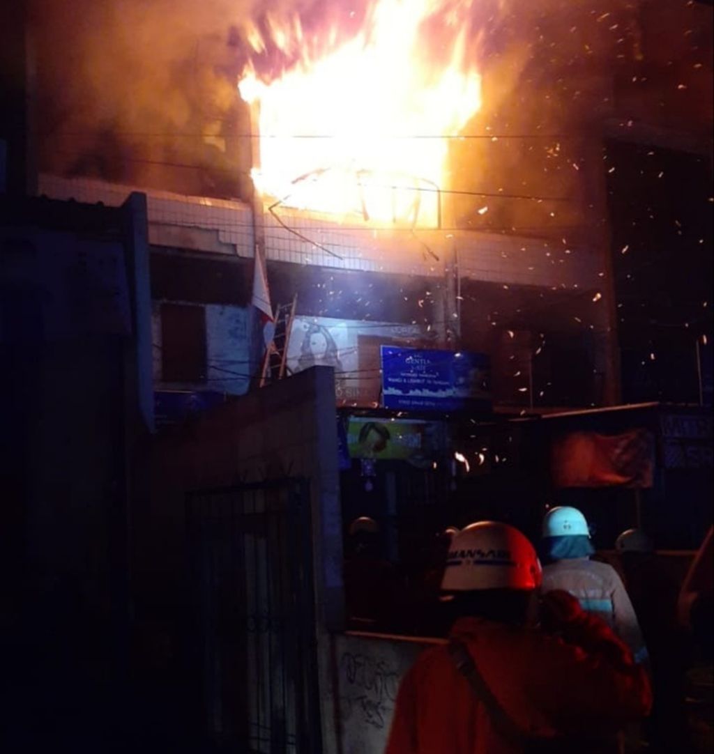 Kebakaran tiga ruko di Jalan Bangun Nusa Raya, Cengkareng Timur, Kecamatan Cengkareng, Jakarta Barat, Kamis (27/1/2022) malam.