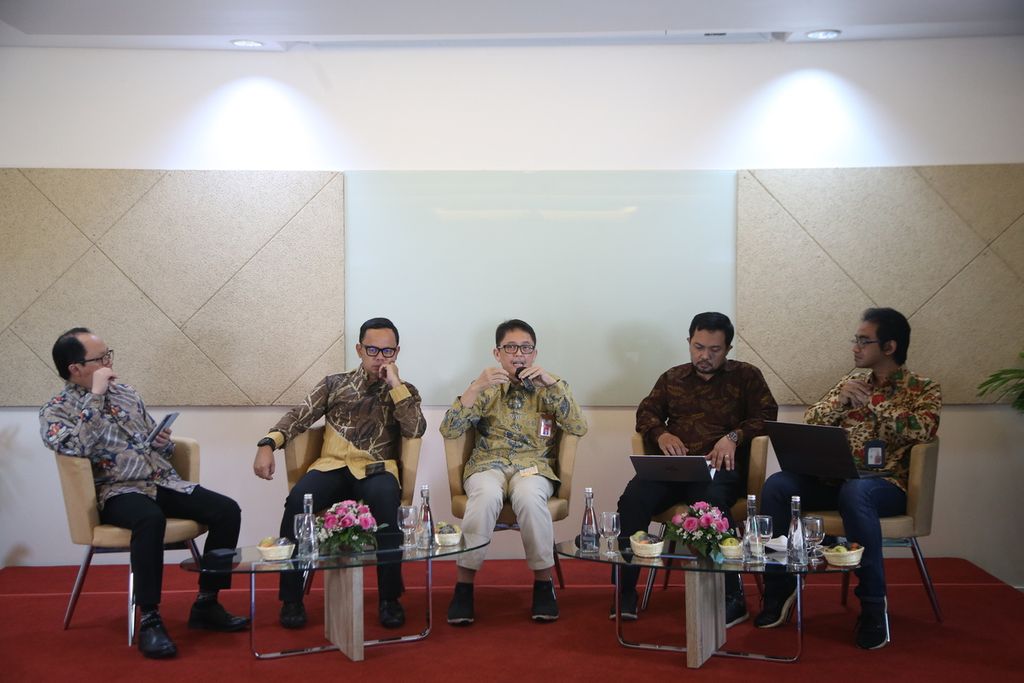 Wali Kota Bogor yang juga Ketua Dewan Pengurus Asosiasi Pemerintah Kota Seluruh Indonesia (Apeksi) Bima Arya (kedua dari kiri), bersama Direktur Dana Transfer Umum Ditjen Perimbangan Keuangan Kementerian Keuangan Adriyanto (tengah), didampingi Pemimpin Redaksi <i>Kompas</i> Sutta Dharmasaputra (kiri), peneliti Litbang <i>Kompas</i> Mahatma Chrysna (kedua dari kanan), dan Wakil Redaktur Pelaksana <i>Kompas</i> Haryo Damardono menjadi pembicara dalam diskusi Kompas Collaboration Forum-City Leaders Community APEKSInergi #2 di Menara <i>Kompas</i>, Jakarta, Jumat (10/6/2022). 