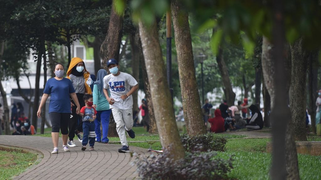 Warga melakukan joging dengan menggunakan masker di Kawasan Bintaro Jaya, Tangerang Selatan, Banten, Minggu (17/1/2021). Mengimbangai kebiasaan duduk dalam waktu lama dengan kegiatan fisik intensitas sedang hingga berat selama 150 menit per minggu bisa membantu orang untuk tetap sehat.