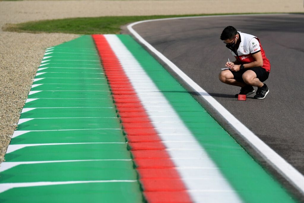 Anggota tim Alfa Romeo menginspeksi Sirkuit Internasional Enzo e Dino Ferrari di Imola, Italia, jelang balap Formula 1 seri Emillia Romagna, 30 Oktober 2020.