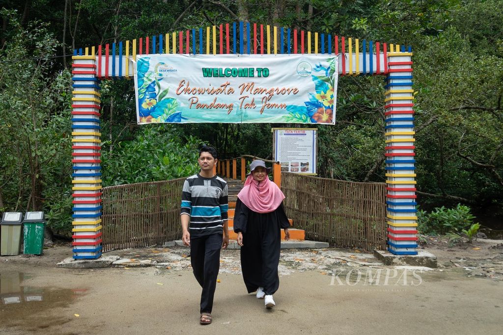 Dua wisatawan mengunjungi ekowisata hutan bakau di Kampung Tua Bakau Serip, Kota Batam, Kepulauan Riau, Minggu (25/9/2022).