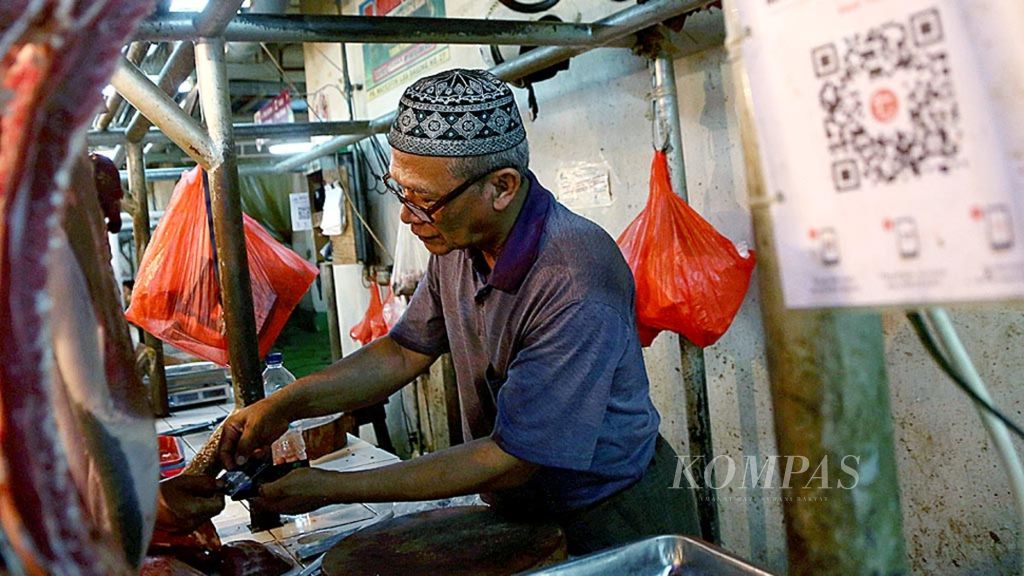 Meat traders receive payments using electronic money at Mayestik Market, South Jakarta, Thursday (18/10/2018).