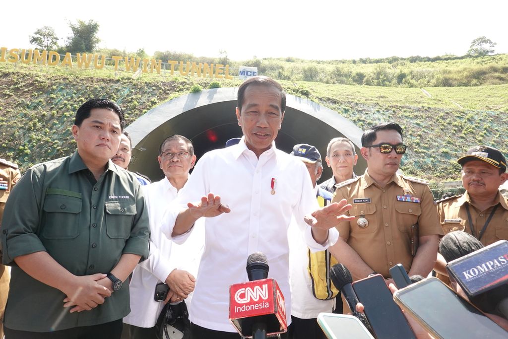 Presiden Joko Widodo meresmikan Jalan Tol Cileunyi-Sumedang-Dawuan (Cisumdawu) di depan terowongan kembar, Jalan Tol Cisumdawu Km 169, Kabupaten Sumedang, Jawa Barat, pada Selasa (11/7/2023). 