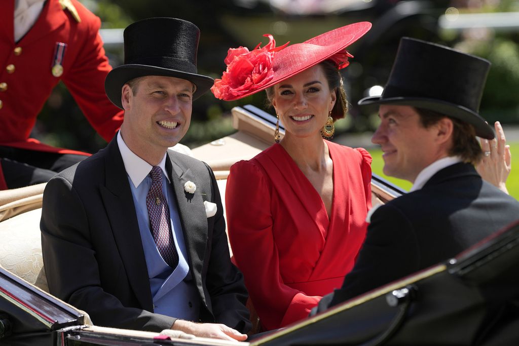 Pangeran William (kiri) dan Kate, Princess of Wales, tiba di lokasi pacuan kuda Royal Ascot di Ascot Racecourse, Ascot, Inggris, 23 Juni 2023. 