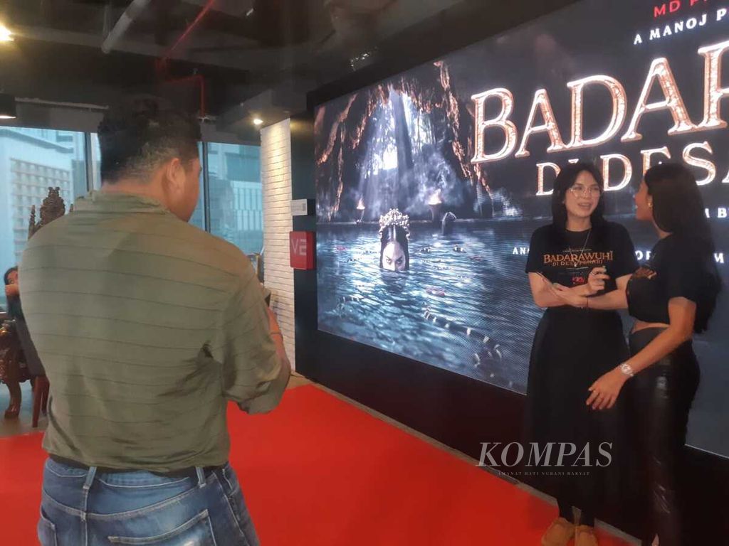 Beberapa pemain <i>Badarawuhi di Desa Penari</i> diwawancara seusai penayangan pertama cuplikan film horor tersebut di Jakarta, Senin (29/1/2024).