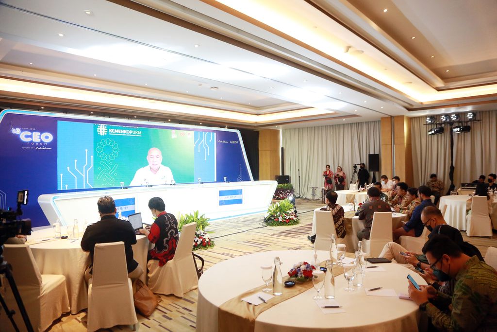 Suasana diskusi Kompas100 CEO Forum: CEO Live Series di The Westin Jakarta, Jakarta Selatan, Kamis (24/11/2022). Diskusi kali ini membahas tentang upaya digitalisasi UMKM dan ekonomi kreatif. 
