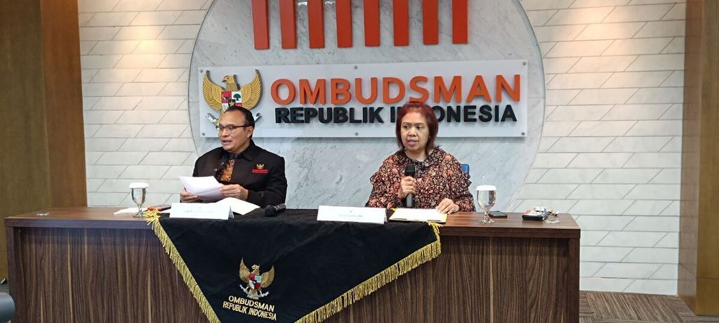 Anggota Ombudsman RI, Robert Na Endi Jaweng (kiri), memberikan konferensi pers terkait usulan nama-nama calon penjabat kepala daerah yang berasal dari unsur perwira TNI dan Polri aktif di Jakarta, Rabu (9/8/2023).